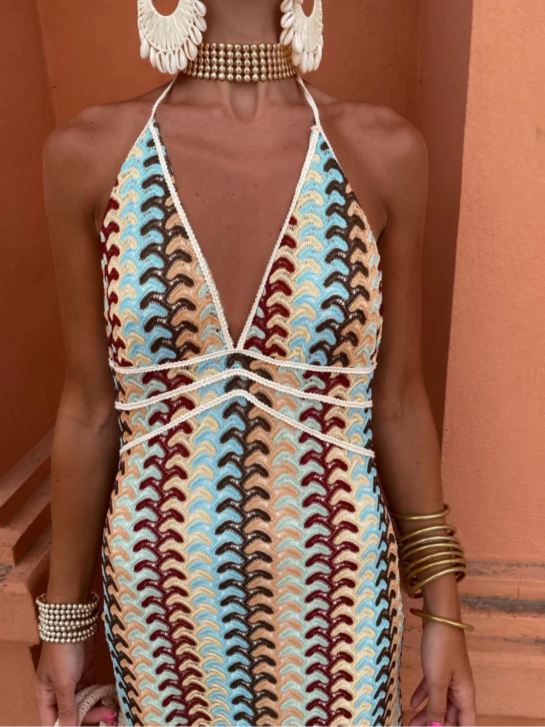 Marélisse - Maxikleid aus Häkelarbeit mit Halterneck und luxuriösen Retro-Streifen