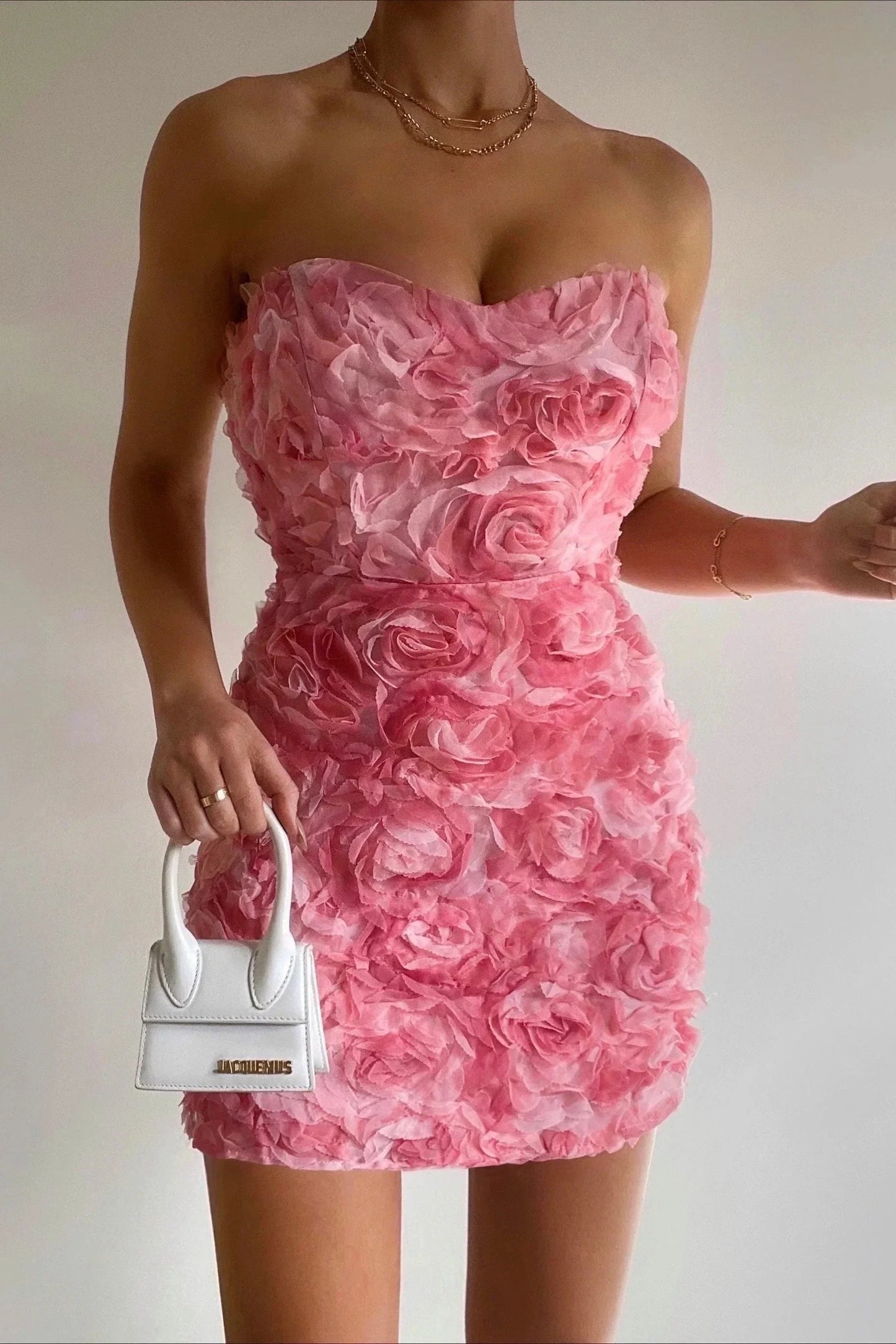 Ersine - Elegantes und Dehnbares Mini-Kleid ohne Träger mit Pailletten, Rüschen und roten sowie rosa Blumenmustern
