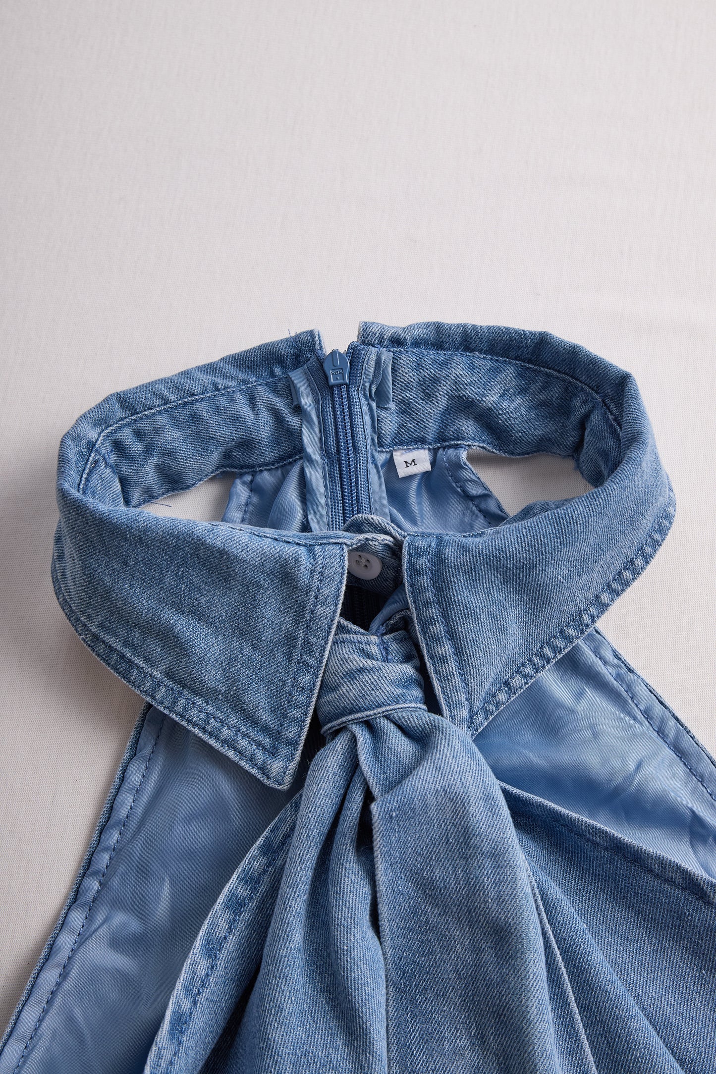 Clémence - Ärmellose Bluse mit Halterkragen und Knoten-Detail für Frauen