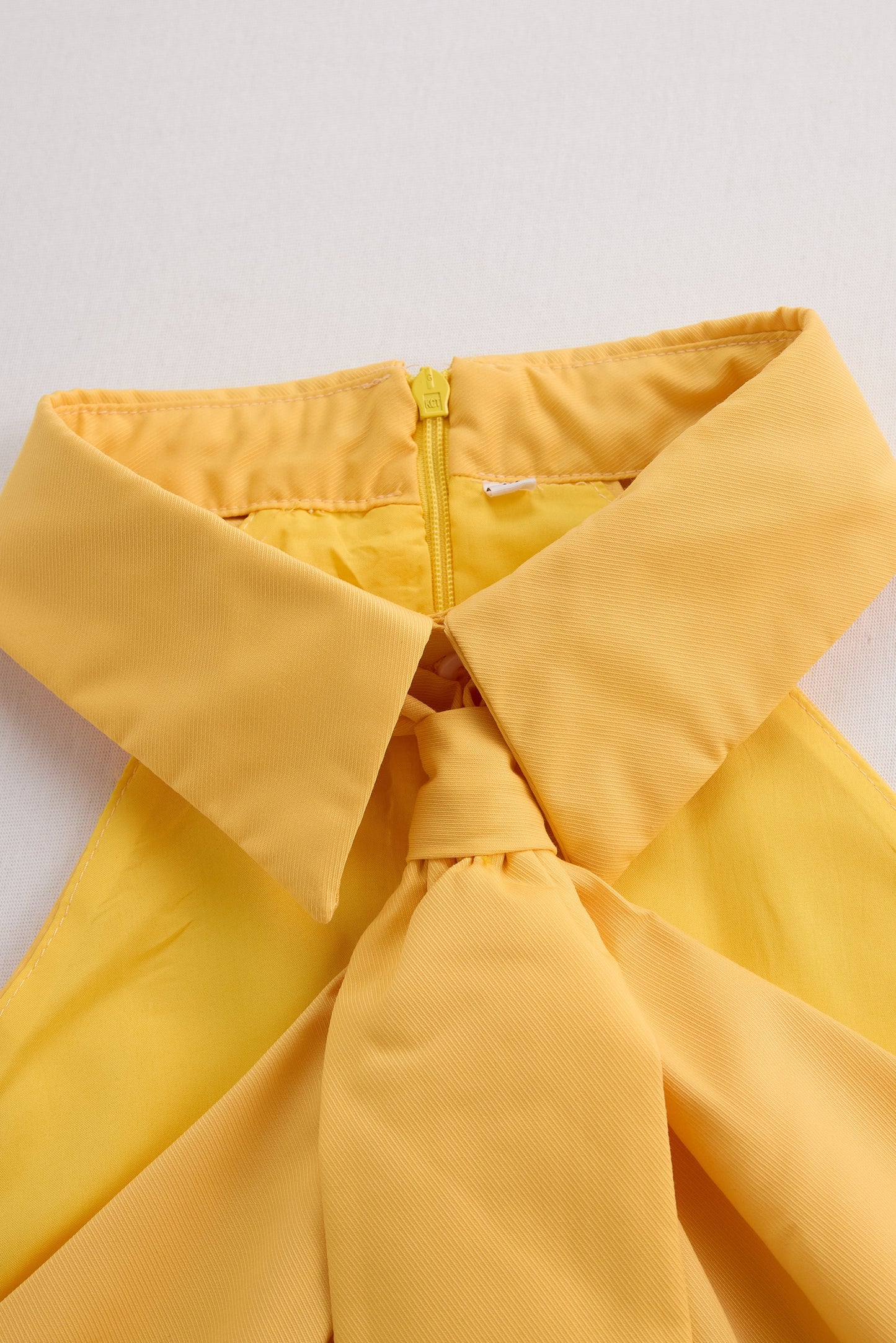 Clémence - Ärmellose Bluse mit Halterkragen und Knoten-Detail für Frauen