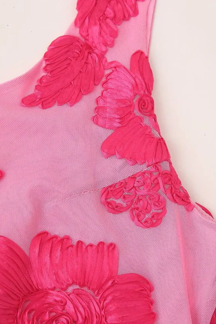 Élanora - Maxikleid Rosa Barbara mit hohem Kragen, ohne Ärmel, Blumenapplikationen und Strick