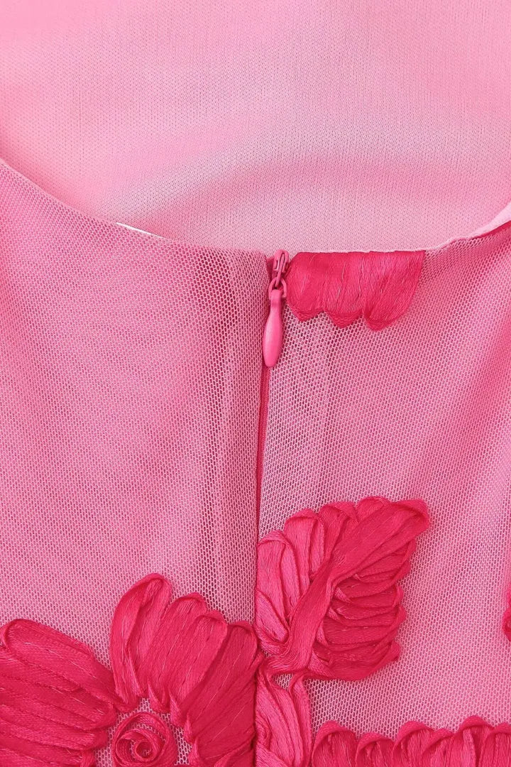 Élanora - Maxikleid Rosa Barbara mit hohem Kragen, ohne Ärmel, Blumenapplikationen und Strick
