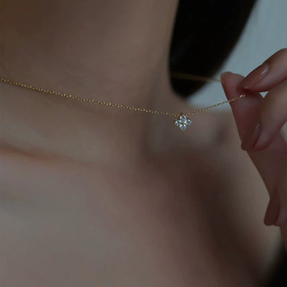 Zarte Damen Halskette mit Blumen-Anhänger & Zirkonia – Eleganter Goldschmuck