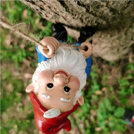 Kletternder Gartenzwerg mit Seil – Lustige Baumdeko Figur für Garten & Balkon
