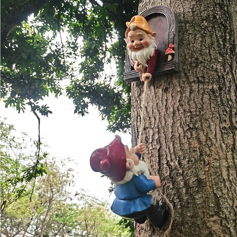 Kletternder Gartenzwerg mit Seil – Lustige Baumdeko Figur für Garten & Balkon