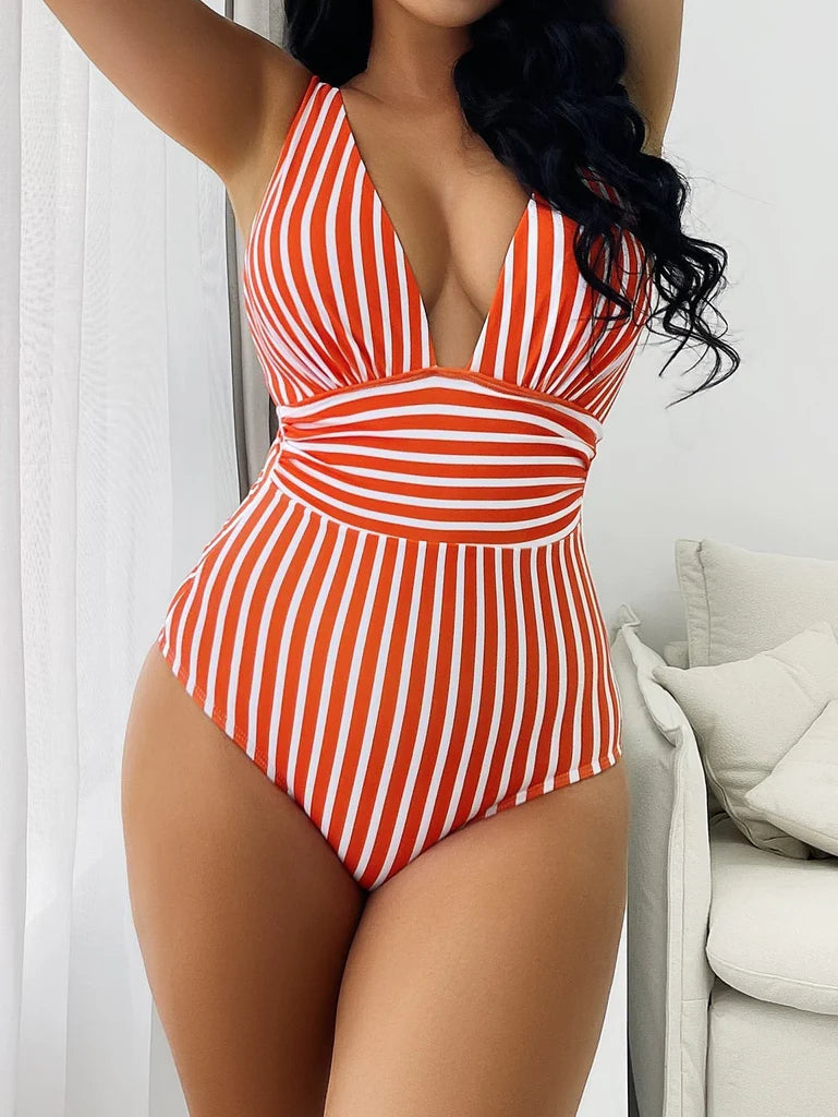 Figurformender Damen Badeanzug mit Streifen – Eleganter V-Ausschnitt für eine schöne Silhouette