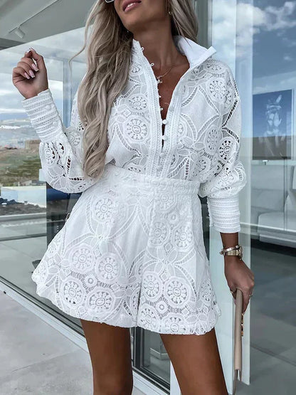 Eleganter Spitzen Jumpsuit für Frauen mit femininem Design und figurbetonter Passform