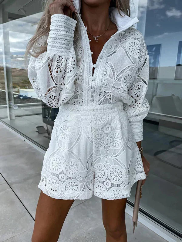 Eleganter Spitzen Jumpsuit für Frauen mit femininem Design und figurbetonter Passform
