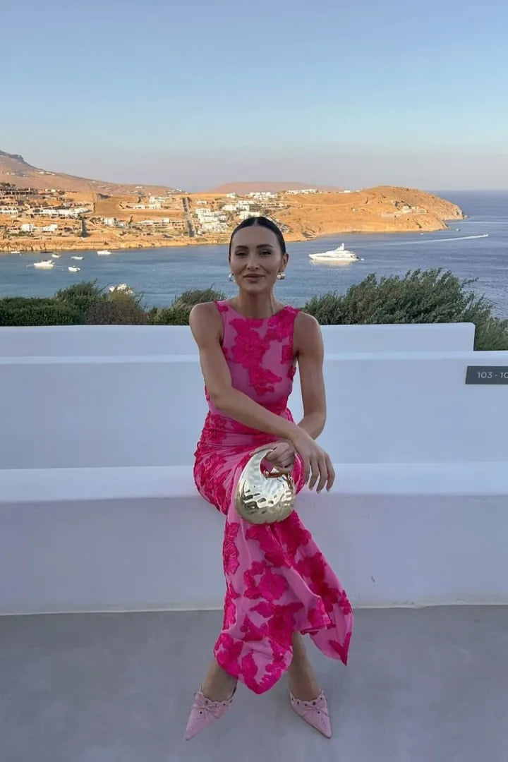 Élanora - Maxikleid Rosa Barbara mit hohem Kragen, ohne Ärmel, Blumenapplikationen und Strick