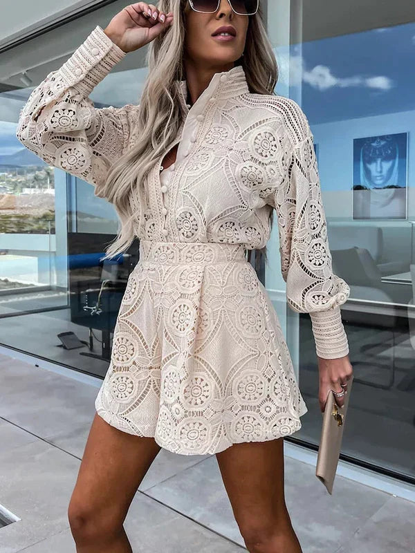 Eleganter Spitzen Jumpsuit für Frauen mit femininem Design und figurbetonter Passform