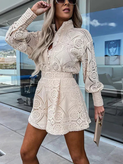 Eleganter Spitzen Jumpsuit für Frauen mit femininem Design und figurbetonter Passform