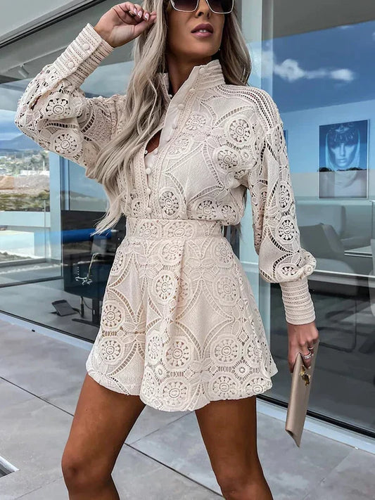 Eleganter Spitzen Jumpsuit für Frauen mit femininem Design und figurbetonter Passform
