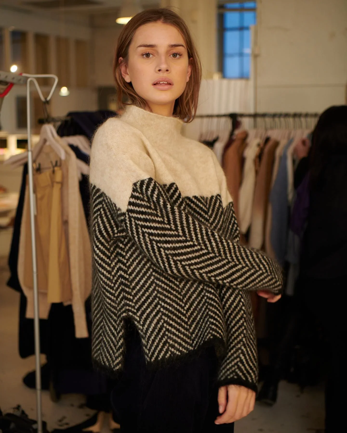 Léa - Luxuriöser, weicher und weiter Rollkragenpullover aus Kaschmir mit geometrischem Muster für den Frühling