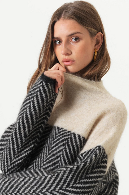 Léa - Luxuriöser, weicher und weiter Rollkragenpullover aus Kaschmir mit geometrischem Muster für den Frühling