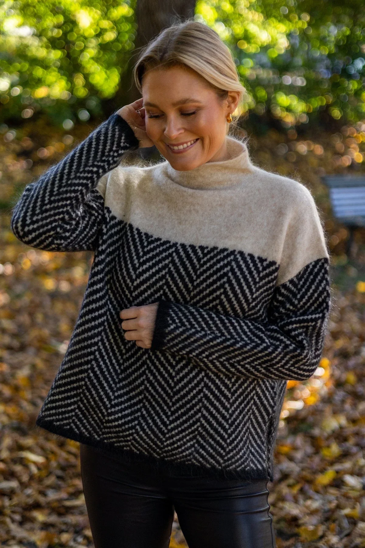 Léa - Luxuriöser, weicher und weiter Rollkragenpullover aus Kaschmir mit geometrischem Muster für den Frühling
