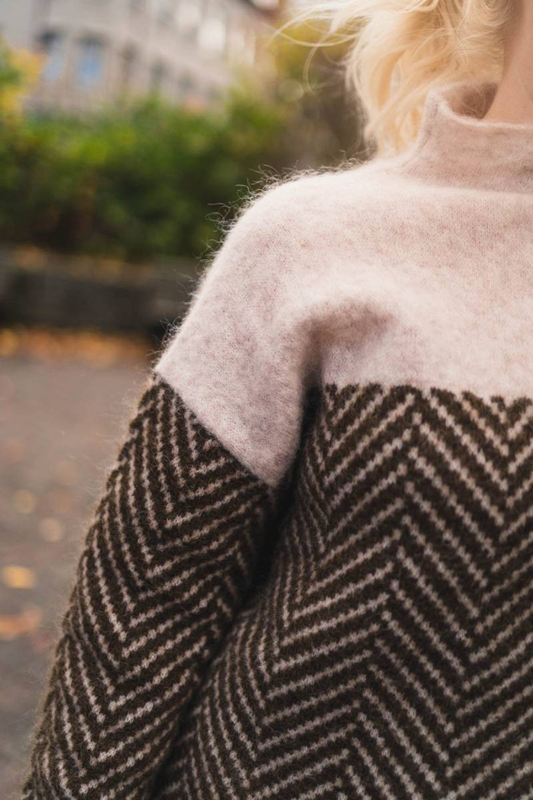 Léa - Luxuriöser, weicher und weiter Rollkragenpullover aus Kaschmir mit geometrischem Muster für den Frühling