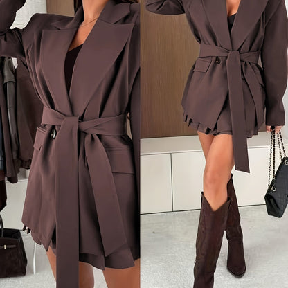 Auréva - Eleganter Frühlingsblazer mit Betonten Schultern und Gürtel für eine feminine Silhouette