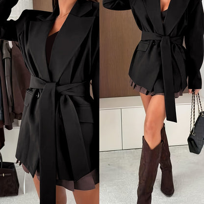 Auréva - Eleganter Frühlingsblazer mit Betonten Schultern und Gürtel für eine feminine Silhouette