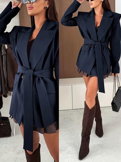 Auréva - Eleganter Frühlingsblazer mit Betonten Schultern und Gürtel für eine feminine Silhouette