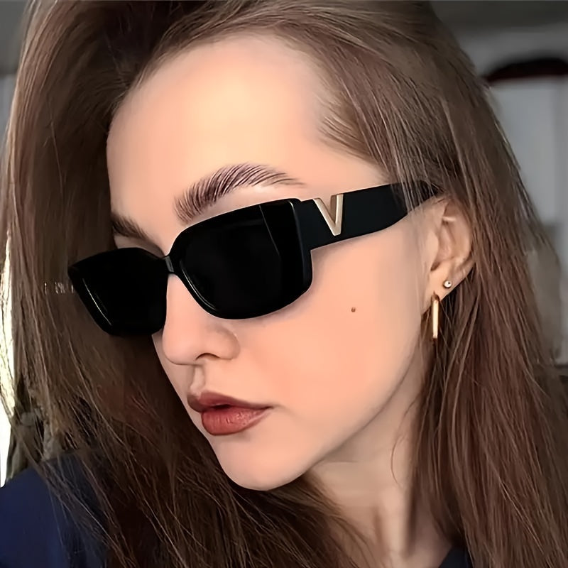 Schmale Retro Sonnenbrille mit UV-Schutz für Damen – Elegante Statement Shades mit Metall-Detail