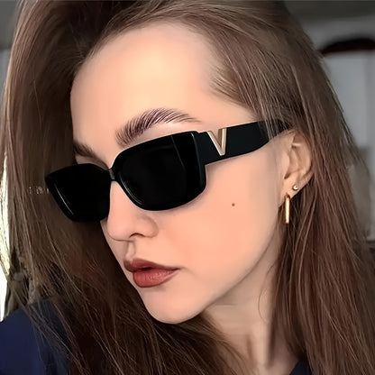 Schmale Retro Sonnenbrille mit UV-Schutz für Damen – Elegante Statement Shades mit Metall-Detail