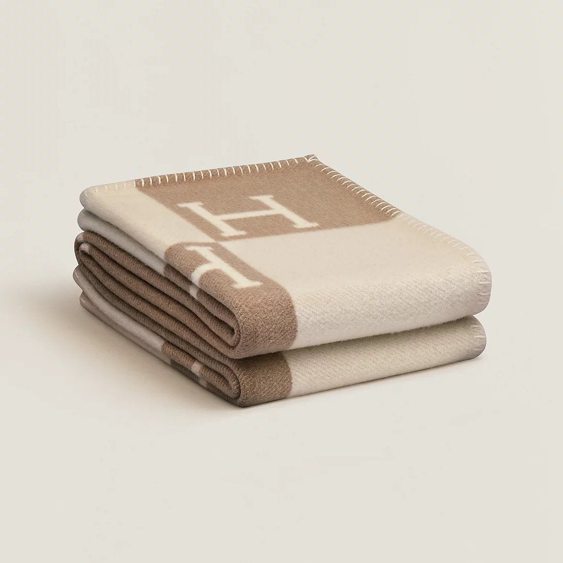 Luxuriöse Designer Wohndecke mit H-Muster – Weiche Kuscheldecke für Sofa & Bett