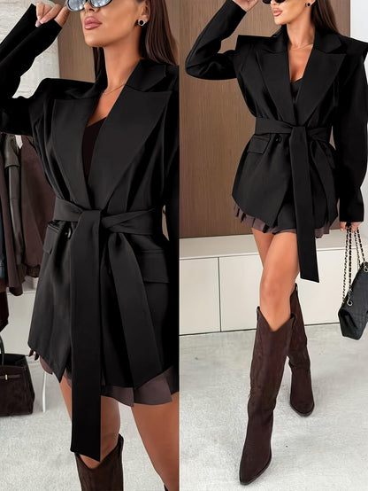 Auréva - Eleganter Frühlingsblazer mit Betonten Schultern und Gürtel für eine feminine Silhouette