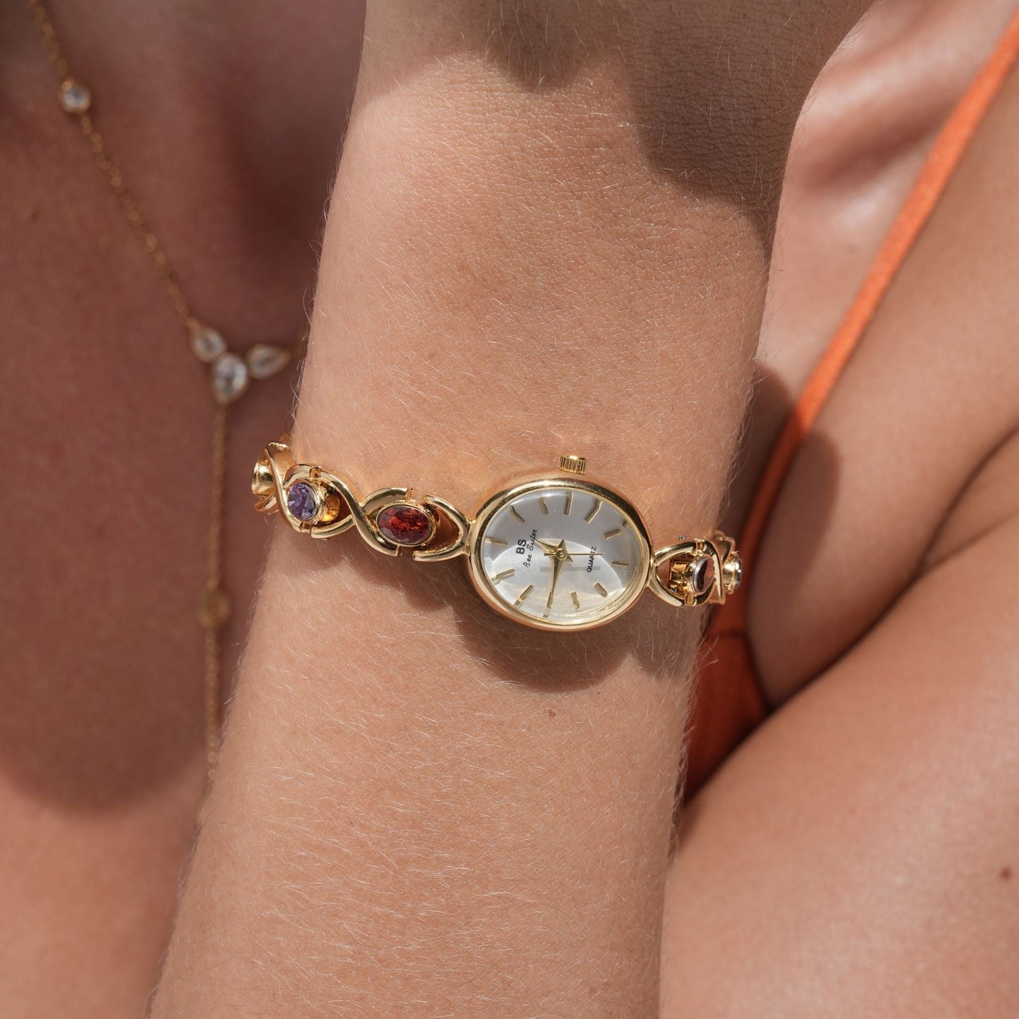 Elegante Armbanduhr mit Edelstein-Design für Damen – Goldene Quarz Uhr im Schmuckstil