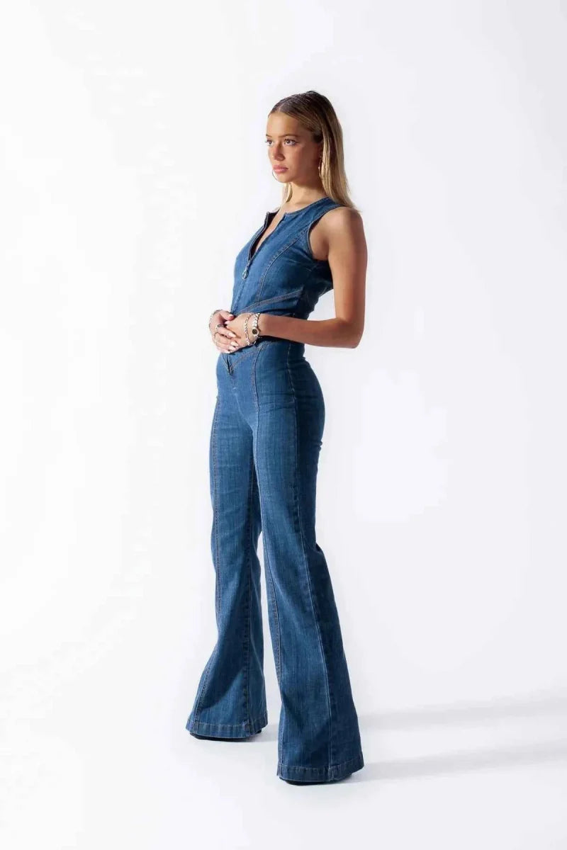 Figurbetonter Denim Jumpsuit mit Cut-Out Rücken für Damen – Moderner Flared Overall