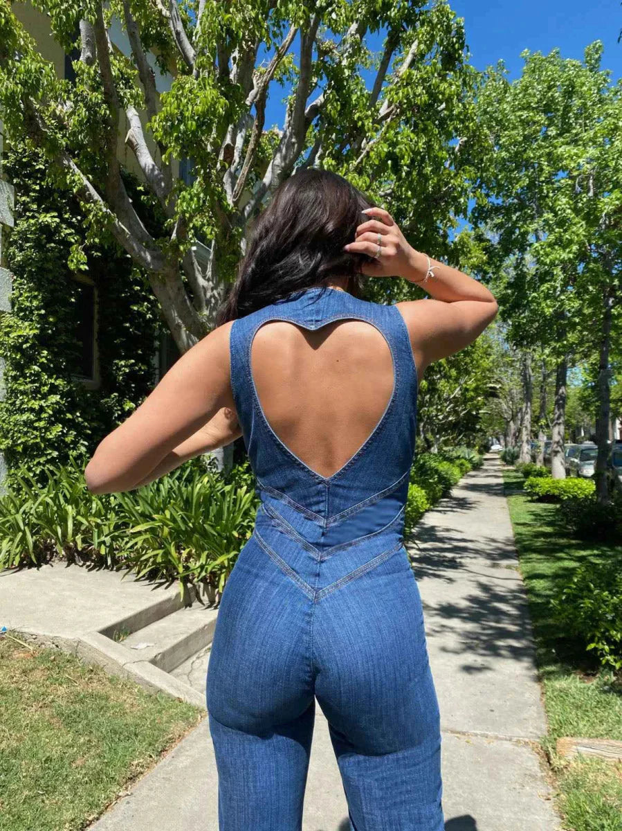 Figurbetonter Denim Jumpsuit mit Cut-Out Rücken für Damen – Moderner Flared Overall