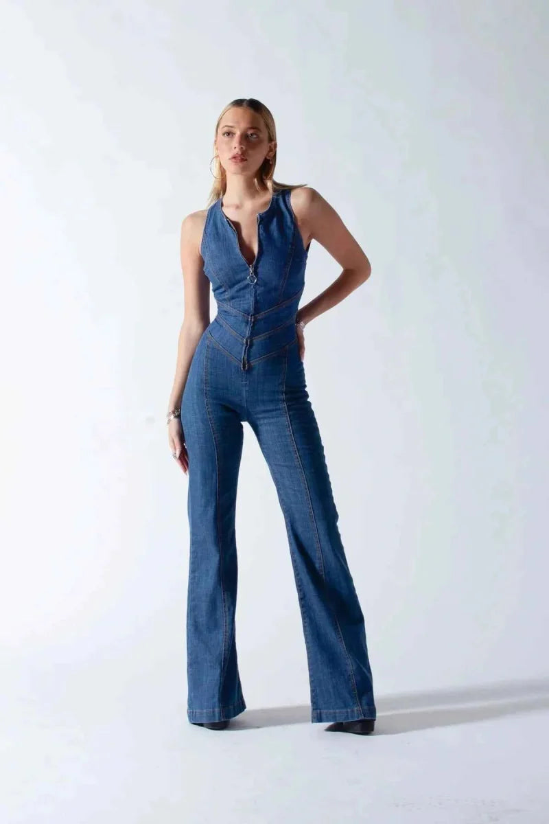 Figurbetonter Denim Jumpsuit mit Cut-Out Rücken für Damen – Moderner Flared Overall
