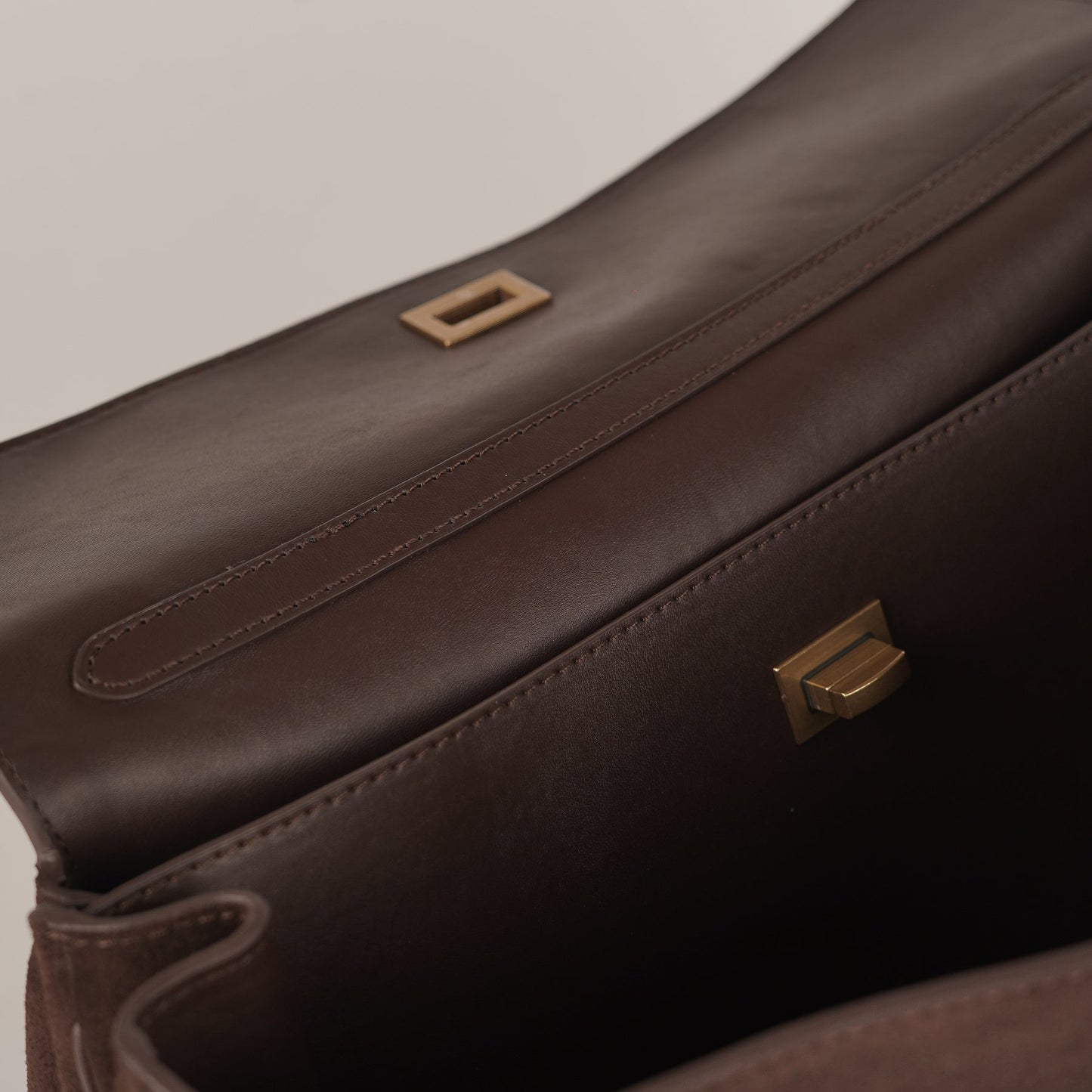 Elegante Schultertasche aus Leder mit Magnetverschluss – Zeitlose Hobo Bag für Damen