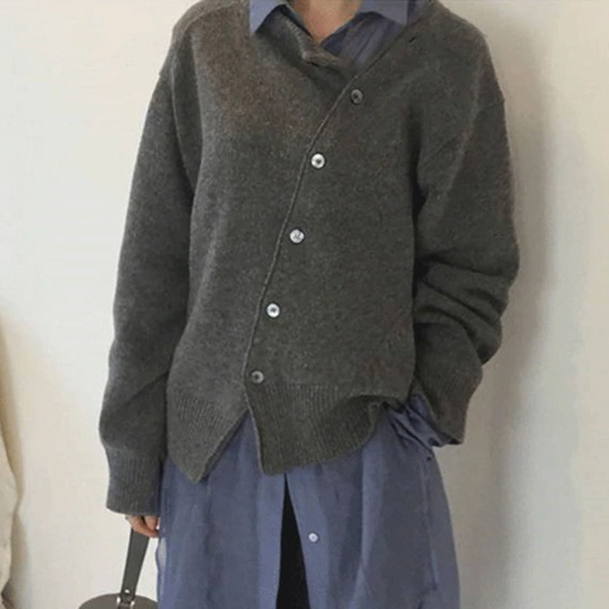 Capysse - Luxuriöse Weste aus weicher Kaschmir für Frauen mit asymmetrischen Knopfdetails